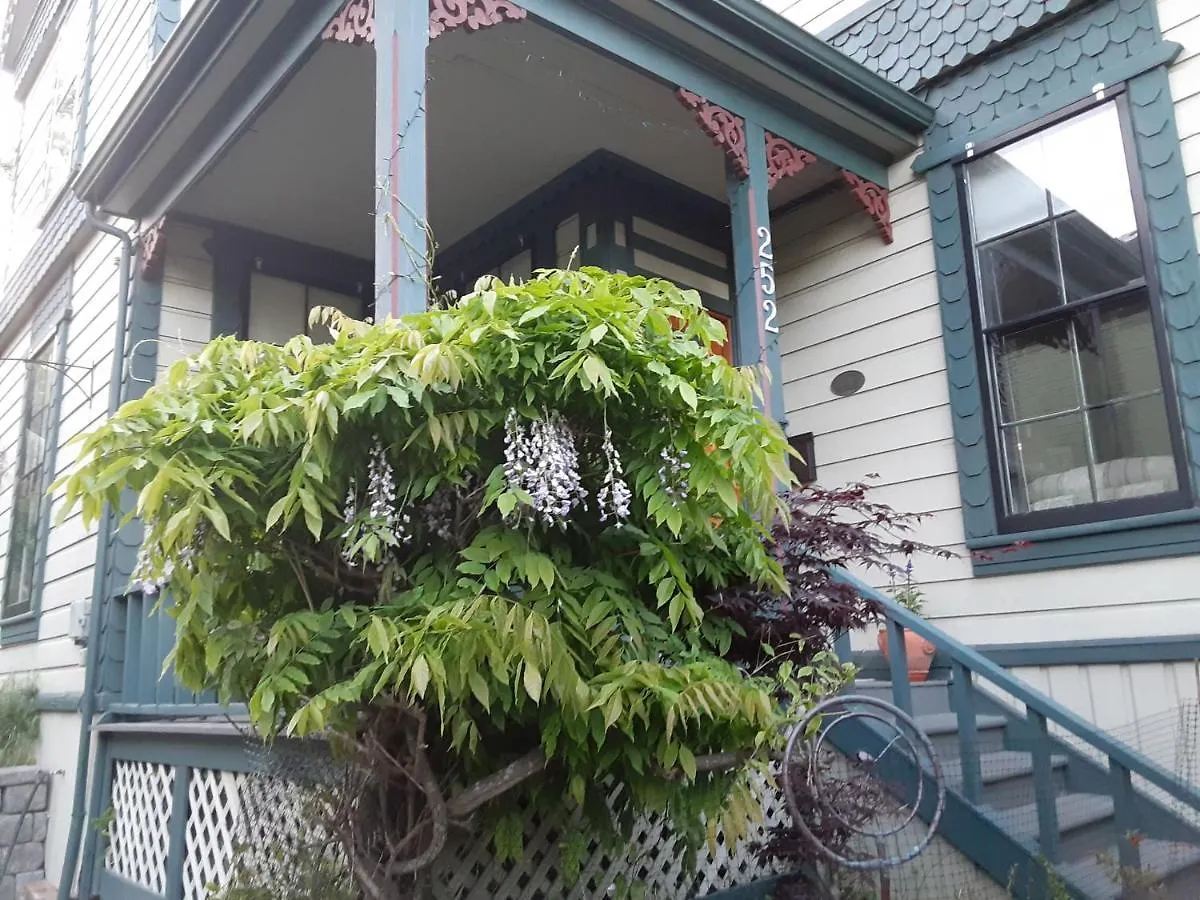 Sea Birds Cottage Victoria Bed & Breakfast
